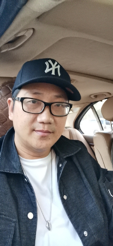 拥抱幸福的第一张照片--云霄婚介网
